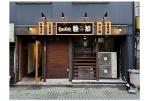木目調シートを活用した千住のラーメン屋の看板