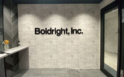 アクリル切文字の取付風景4｜関東ダイイチ