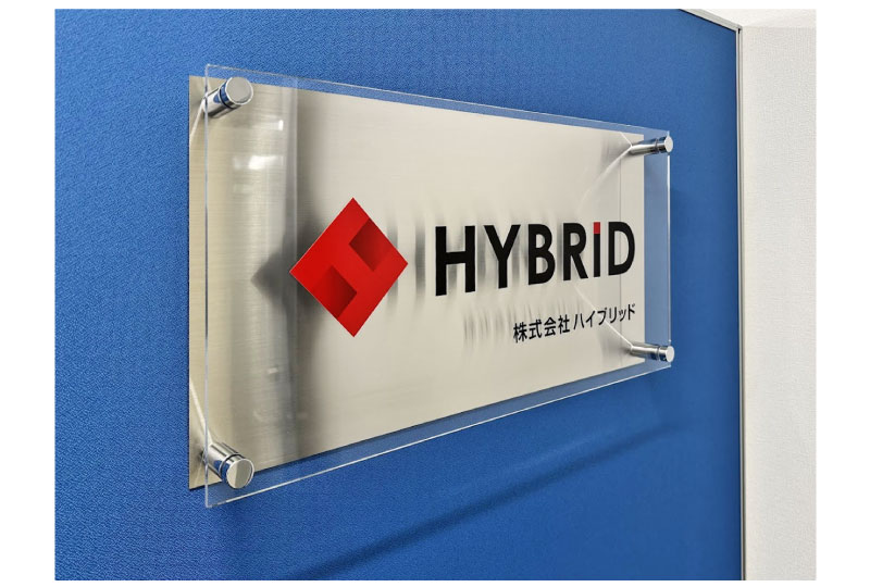 透明アクリルを利用したオフィスのロゴ看板