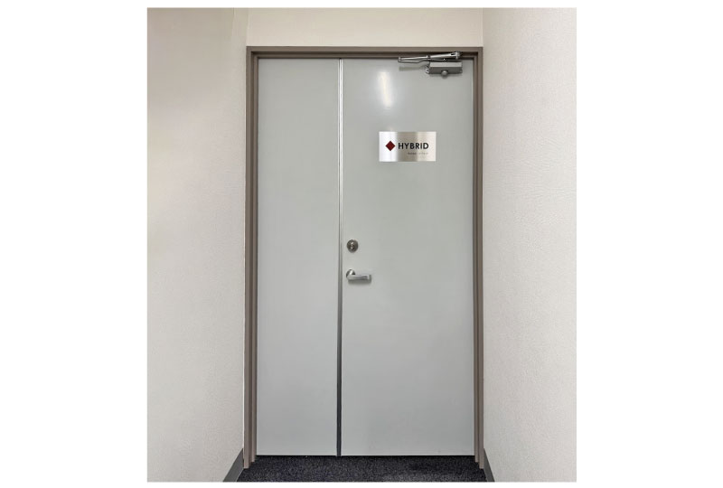 ステンレスで高級感のあるドアサイン