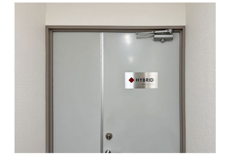 ドアにつけるロゴプレート