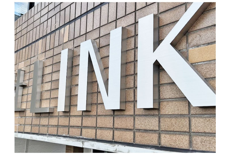 スタイリッシュで存在感のあるオフィス看板