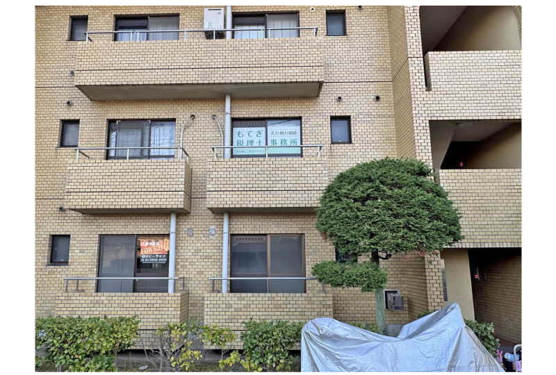 遠くからみた税理士事務所のウインドウサイン