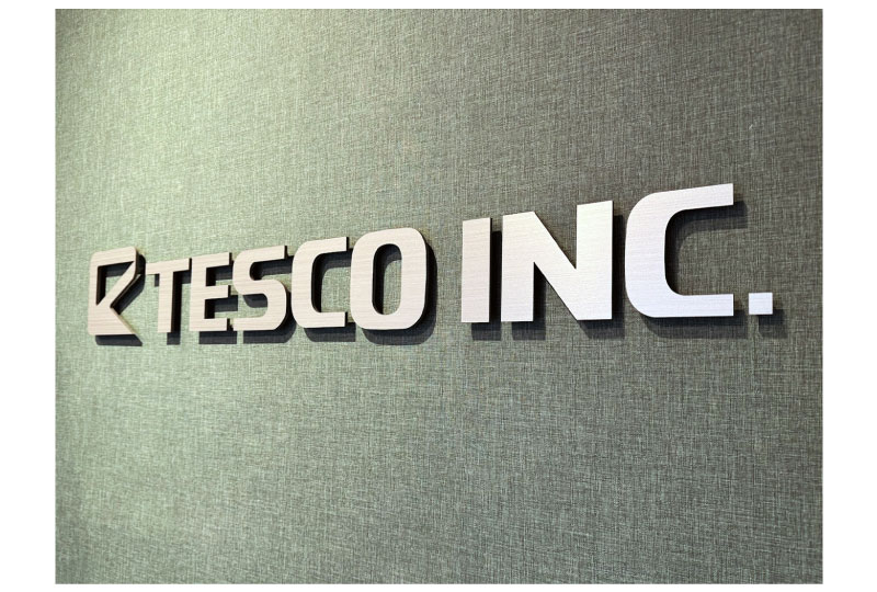 ステンレス調シートを貼ったアクリル文字