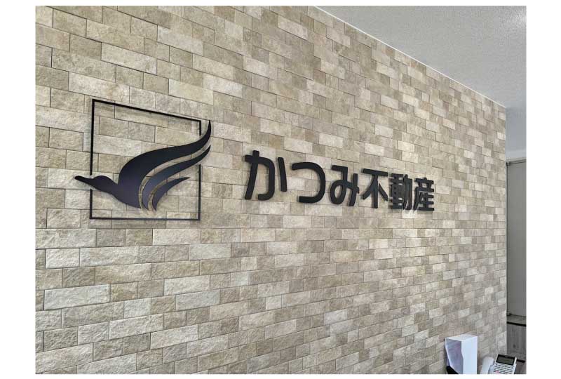 ステンレス切り文字・黒マット塗装でおしゃれなロゴサイン